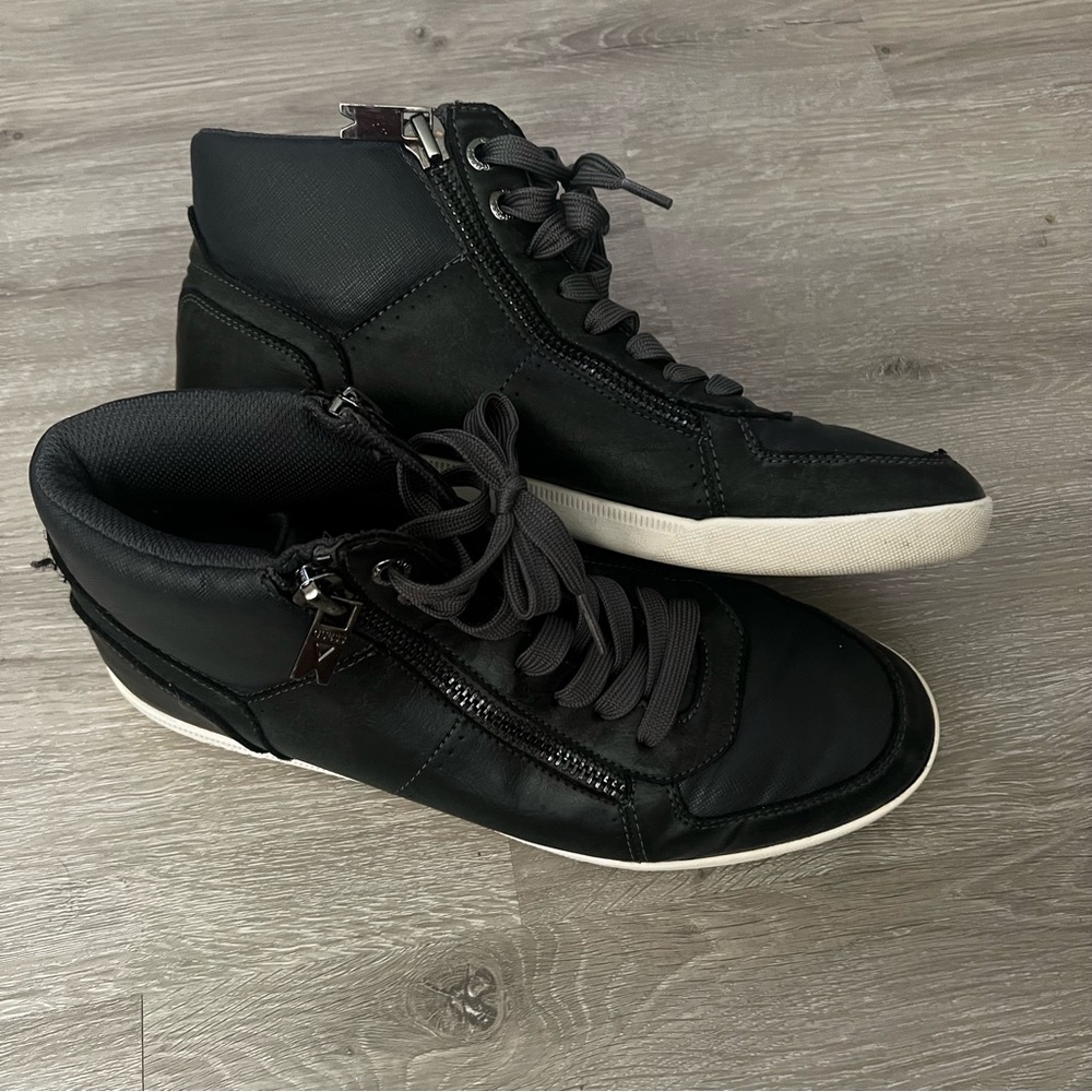 Guess Men’s Black Shoes Sneakers Size 10 Great Condition